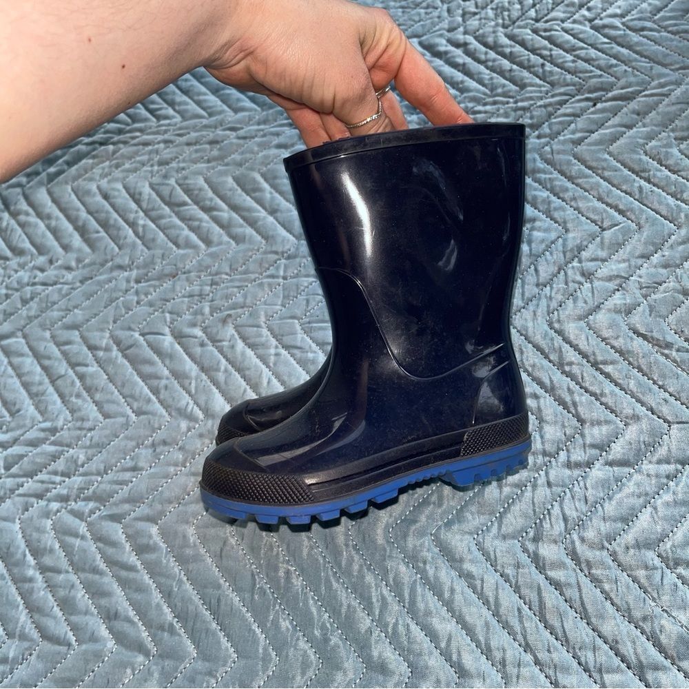 Kids navy rainboots size 7-8